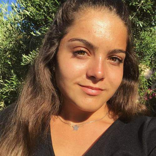 Meuf sexy et mignonne pour plan Q Levis