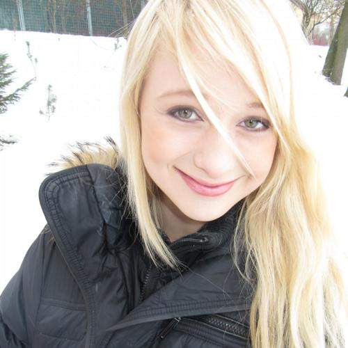 Blonde meuf qui adore les hommes