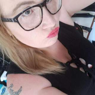 Bonne femme qui aime profiter à fond